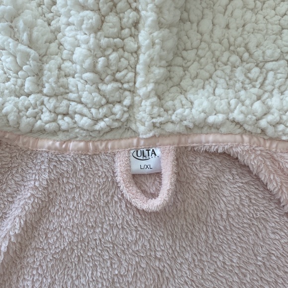 Soft plush above the knee length pink robe with hood and side pockets. - Picture 5 of 5